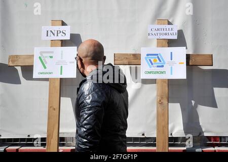 Napoli, 07 aprile 2021. Protesta di commercianti, negozianti e Confcommercio per le continue restrizioni e chiusure anticovid19, per le continue restrizioni i negozi sono stati chiusi da oltre un mese, la protesta si è svolta in Piazza del Plebiscito a Napoli. Credit: Vincenzo Izzo/Alamy Live News Foto Stock