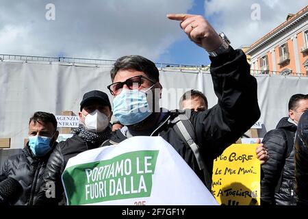 Napoli, 07 aprile 2021. Protesta di commercianti, negozianti e Confcommercio per le continue restrizioni e chiusure anticovid19, per le continue restrizioni i negozi sono stati chiusi da oltre un mese, la protesta si è svolta in Piazza del Plebiscito a Napoli. Credit: Vincenzo Izzo/Alamy Live News Foto Stock