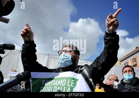 Napoli, 07 aprile 2021. Protesta di commercianti, negozianti e Confcommercio per le continue restrizioni e chiusure anticovid19, per le continue restrizioni i negozi sono stati chiusi da oltre un mese, la protesta si è svolta in Piazza del Plebiscito a Napoli. Credit: Vincenzo Izzo/Alamy Live News Foto Stock