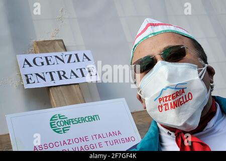 Napoli, 07 aprile 2021. Protesta di commercianti, negozianti e Confcommercio per le continue restrizioni e chiusure anticovid19, per le continue restrizioni i negozi sono stati chiusi da oltre un mese, la protesta si è svolta in Piazza del Plebiscito a Napoli. Credit: Vincenzo Izzo/Alamy Live News Foto Stock