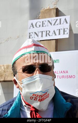 Napoli, 07 aprile 2021. Protesta di commercianti, negozianti e Confcommercio per le continue restrizioni e chiusure anticovid19, per le continue restrizioni i negozi sono stati chiusi da oltre un mese, la protesta si è svolta in Piazza del Plebiscito a Napoli. Credit: Vincenzo Izzo/Alamy Live News Foto Stock