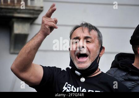 Napoli, 07 aprile 2021. Protesta di commercianti, negozianti e Confcommercio per le continue restrizioni e chiusure anticovid19, per le continue restrizioni i negozi sono stati chiusi da oltre un mese, la protesta si è svolta in Piazza del Plebiscito a Napoli. Credit: Vincenzo Izzo/Alamy Live News Foto Stock