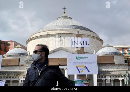 Napoli, 07 aprile 2021. Protesta di commercianti, negozianti e Confcommercio per le continue restrizioni e chiusure anticovid19, per le continue restrizioni i negozi sono stati chiusi da oltre un mese, la protesta si è svolta in Piazza del Plebiscito a Napoli. Credit: Vincenzo Izzo/Alamy Live News Foto Stock