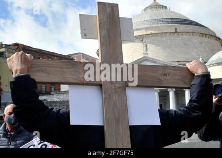 Napoli, 07 aprile 2021. Protesta di commercianti, negozianti e Confcommercio per le continue restrizioni e chiusure anticovid19, per le continue restrizioni i negozi sono stati chiusi da oltre un mese, la protesta si è svolta in Piazza del Plebiscito a Napoli. Credit: Vincenzo Izzo/Alamy Live News Foto Stock