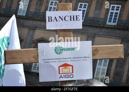 Napoli, 07 aprile 2021. Protesta di commercianti, negozianti e Confcommercio per le continue restrizioni e chiusure anticovid19, per le continue restrizioni i negozi sono stati chiusi da oltre un mese, la protesta si è svolta in Piazza del Plebiscito a Napoli. Credit: Vincenzo Izzo/Alamy Live News Foto Stock