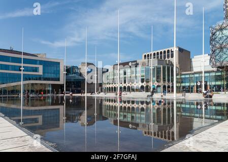 Il Birmingham Repertory Theatre si riflette nel grande specchio d'acqua In Centenary Square nel centro di Birmingham Foto Stock