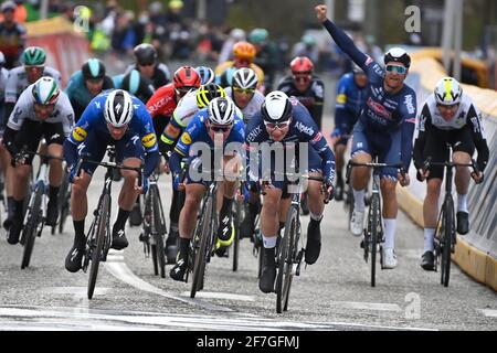 Irlandese Sam Bennett di Deceuninck - Quick-Step, belga Jasper Philipsen di Alpecin-Fenix e britannico Mark Cavendish di Deceuninck - Quick-Step sprint t Foto Stock