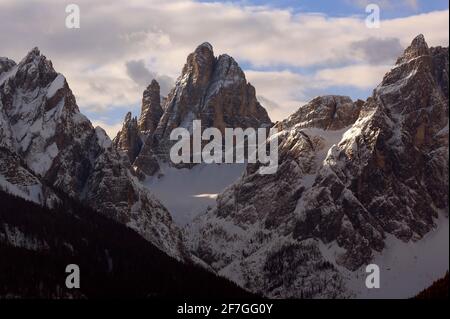 Dolomiten, Schnee Fels, Berg, Winter, Schneebedeckter Berggipfel in den Sextner Dolomiten in Südtirol Italien Foto Stock