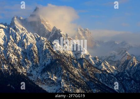 Schneebedeckter Berggipfel in den Sextner Dolomiten in Südtirol Italien Foto Stock