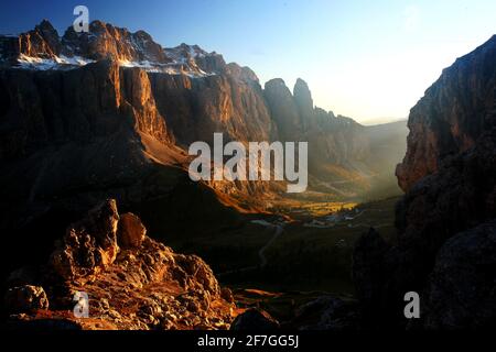 Blick vom Grödner Joch auf die leuchtenden Felsen der Sella In den Dolomoten in Südtirol Italien Foto Stock