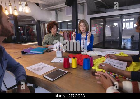 Gruppo diversificato di creativi stilisti colleghi brainstorming in riunione camera Foto Stock