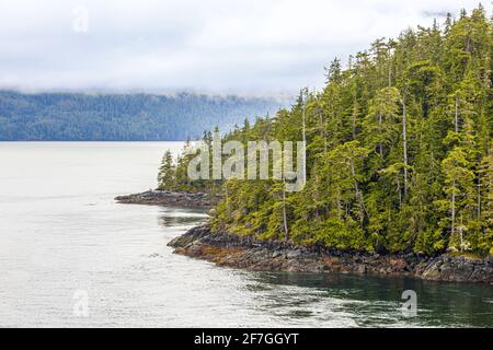 Il passaggio interno nr Hanson Island all'estremità settentrionale dell'isola di Vancouver, British Columbia, Canada - da una nave da crociera che naviga nel passaggio interno. Foto Stock