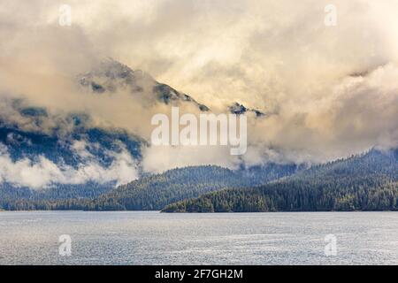 Il passaggio interno nr Hanson Island all'estremità settentrionale dell'isola di Vancouver, British Columbia, Canada - da una nave da crociera che naviga nel passaggio interno. Foto Stock