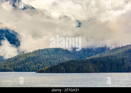 Il passaggio interno nr Hanson Island all'estremità settentrionale dell'isola di Vancouver, British Columbia, Canada - da una nave da crociera che naviga nel passaggio interno. Foto Stock