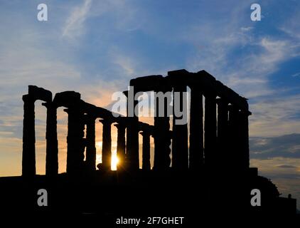 Tramonto alle rovine del Tempio di Poseidone, Capo Sounion, Atene, Grecia, Europa Foto Stock