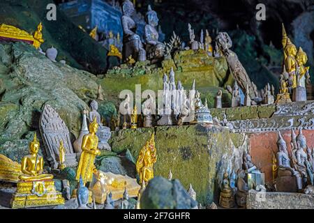 Statue di Buddha all'interno della grotta inferiore / Tham Ting alle Grotte di Pak ou lungo il fiume Mekong vicino a Luang Phabang / Luang Prabang, Laos Foto Stock