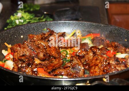 Un primo piano di Bulgogi, un manzo coreano in padella. Foto Stock