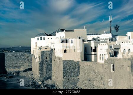 La fronte oceano della antica Medina di Asilah, Nord del Marocco Foto Stock