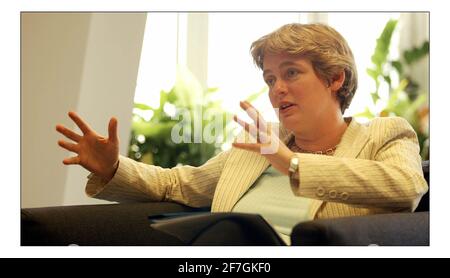 Ruth Kelly nel suo ufficio nel dep di Educazione In London.pic David Sandison 10/6/2005 Foto Stock