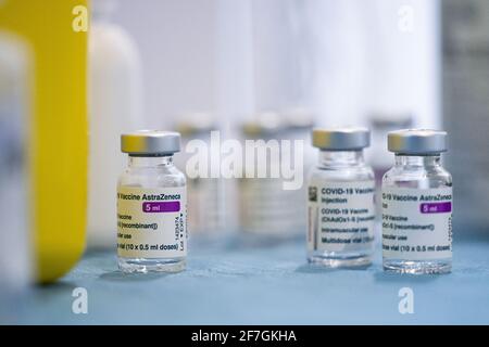 Cornella. 7 Apr 2021. Foto scattata il 7 aprile 2021 mostra i vaccini AstraZeneca COVID-19 in Cornella, Spagna. L'Agenzia europea dei medicinali (EMA) ha confermato mercoledì che la comparsa di coaguli di sangue con basse piastrine nel sangue è fortemente associata alla somministrazione del vaccino AstraZeneca COVID-19, ma deve essere comunque elencata come effetti indesiderati molto rari. Credit: Joan Gosa/Xinhua/Alamy Live News Foto Stock