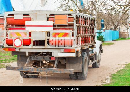 Le bombole di gas propano compresso vengono trasportate in modo sicuro su un veicolo industriale e conservate in attrezzature dedicate. Foto Stock