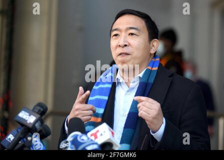 New York, NY, Stati Uniti. 6 Apr 2021. Andrew Yang a un'apparizione pubblica per Andrew Yang Campaigns per il Sindaco di New York City, New York, NY 6 aprile 2021. Credit: Kristin Callahan/Everett Collection/Alamy Live News Foto Stock