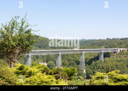 Vista panoramica da Busseau-sur-Creuse del viadotto ferroviario sul fiume Creuse, Creuse, Nouvelle-Aquitaine, , Francia, costruito nel 1862 e ancora in uso Foto Stock