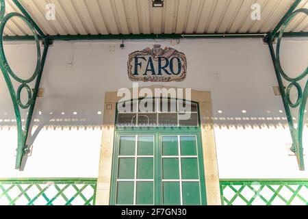 Il tradizionale edificio bianco della stazione ferroviaria di Faro, Algarve, Portogallo Foto Stock