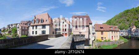 Maggio 2016 Aubusson, Creuse, Francia. Il Pont de la Terrade medievale sul fiume Creuse che conduce ai quartieri storici tessitori dove i lavoratori fo Foto Stock