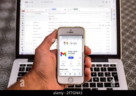 Spagna. 07 aprile 2021. In questa illustrazione fotografica, l'app Google Gmail in App Store è visualizzata sullo schermo di uno smartphone e un sito Web di Google su un computer portatile in background. (Foto di Thiago Prudencio/SOPA Images/Sipa USA) Credit: Sipa USA/Alamy Live News Foto Stock
