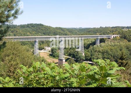 Vista panoramica da Busseau-sur-Creuse del viadotto ferroviario sul fiume Creuse, Creuse, Nouvelle-Aquitaine, , Francia, costruito nel 1862 e ancora in uso Foto Stock