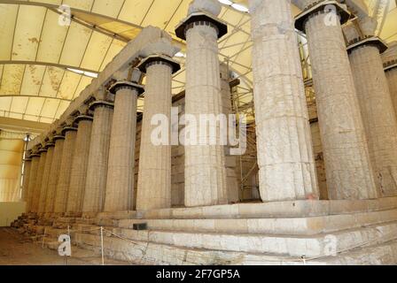 Tempio di Apollo Epikourios, c., 420 a.C., sotto foglio di plastica, Bassae, Grecia, Europa Foto Stock