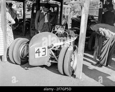 Fotografia in bianco e nero d'epoca scattata nel 1950 al circuito Shelsley Walsh Hill Climb Race Track in Inghilterra. La foto mostra un'alta SP Racing Car, numero 43, che sarà guidata da John Norris, ricevendo attenzione. Foto Stock
