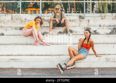 Gruppo di amici che si affacciano all'esterno. Freddo Foto Stock