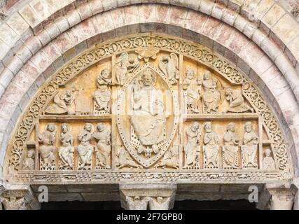 Famoso timpano 12 ° secolo sopra l'ingresso alla chiesa romanica di San Pietro, Carennac, Lot, Francia, uno dei villaggi Plus Beaux o la maggior parte essere Foto Stock