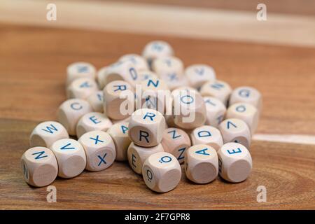Un sacco di cubetti di legno con lettere stampate su di loro Foto Stock