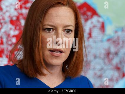 Washington, Stati Uniti. 07 aprile 2021. Jen Psaki, segretario stampa della Casa Bianca, parla durante una conferenza stampa nella Sala Stampa Briefing di James S. Brady presso la Casa Bianca di Washington, DC mercoledì 7 aprile 2021. Il segretario alla stampa Psaki ha fatto domande sul muro di confine, COVID-19, e sul trattamento di Alexei Navalny. Photo by Leigh Vogel/Pool/Sipa USA Credit: Sipa USA/Alamy Live News Foto Stock