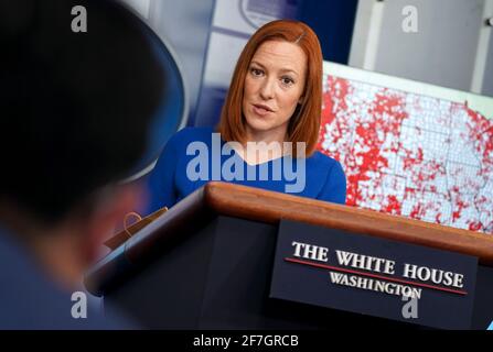 Washington, Stati Uniti. 07 aprile 2021. Jen Psaki, segretario stampa della Casa Bianca, parla durante una conferenza stampa nella Sala Stampa Briefing di James S. Brady presso la Casa Bianca di Washington, DC mercoledì 7 aprile 2021. Il segretario alla stampa Psaki ha fatto domande sul muro di confine, COVID-19, e sul trattamento di Alexei Navalny. Photo by Leigh Vogel/Pool/Sipa USA Credit: Sipa USA/Alamy Live News Foto Stock