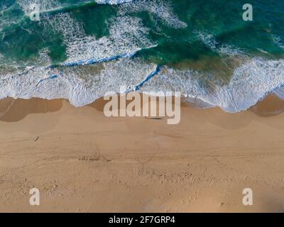 Vista ad angolo alto delle onde viste lungo la costa Foto Stock