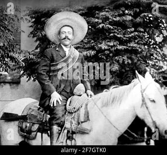 Villa Pancho. Ritratto del rivoluzionario generale messicano, Francisco 'Pancho' Villa (b. José Doroteo Arango Arámbula, 1878-1923) a cavallo, c.. 1908-1919 Foto Stock