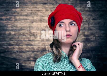 Una bella ragazza vestita in stile comunista dai 1970 anni che dominarono in Romania. Foto Stock