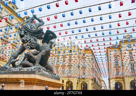 Il Monumento di Conte Verde, raffigurante la lotta con i Turchi per l'Impero Bizantino, si trova in Piazza Palazzo di Città, Torino, I. Foto Stock