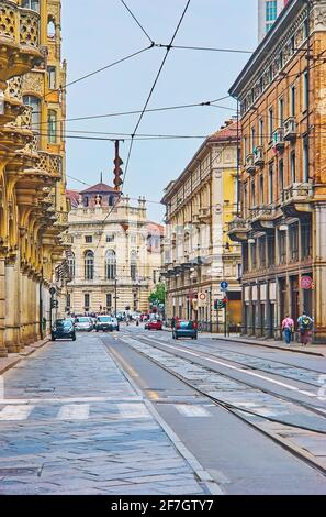 Gli splendidi edifici di Via Pietro Micca, situati nel centro di Torino, l'ala del palazzo di Palazzo Madama è vista sullo sfondo, l'Italia Foto Stock