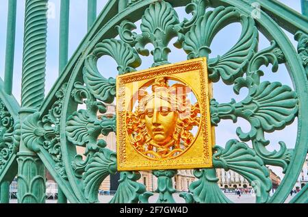 Particolare della recinzione in ghisa del Palazzo reale con maschera dorata Medusa Gorgon, Torino, Italia Foto Stock