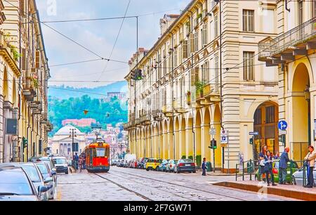 TORINO, ITALIA - 9 maggio 2012: Il tram costeggia via po con vista sugli edifici classici e sulla Chiesa della Gran Madre di Dio sullo sfondo Foto Stock