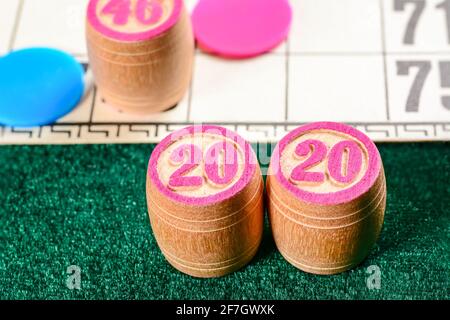 Lotto, classico gioco da tavolo per famiglie. Barili in legno con data di Capodanno 2019, patatine colorate su carta. Vintage game, bingo. Foto Stock