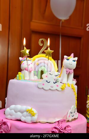 Dettaglio di un compleanno unicorn torta - Focus su rainbow topper Foto  stock - Alamy
