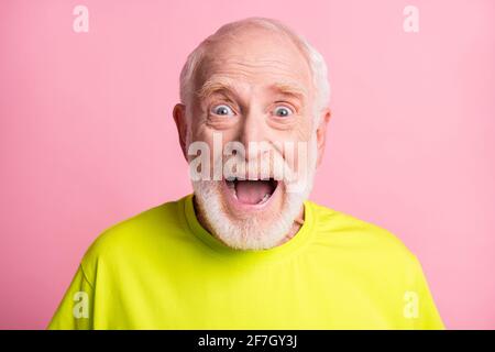 Primo piano foto di uomo bello scioccato bocca aperta fissando indossare abiti in calce isolati su sfondo rosa Foto Stock