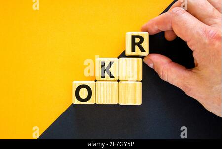 Simbolo OKR, obiettivi e risultati chiave. Parole chiave "OKR, obiettivi e risultati chiave" sui cubi su uno splendido sfondo nero. Business, OKR - obje Foto Stock