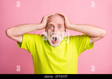 Foto di una persona impressionata che apre la bocca fissando le braccia senza parole calce calce da usura della testa isolata su sfondo di colore rosa Foto Stock